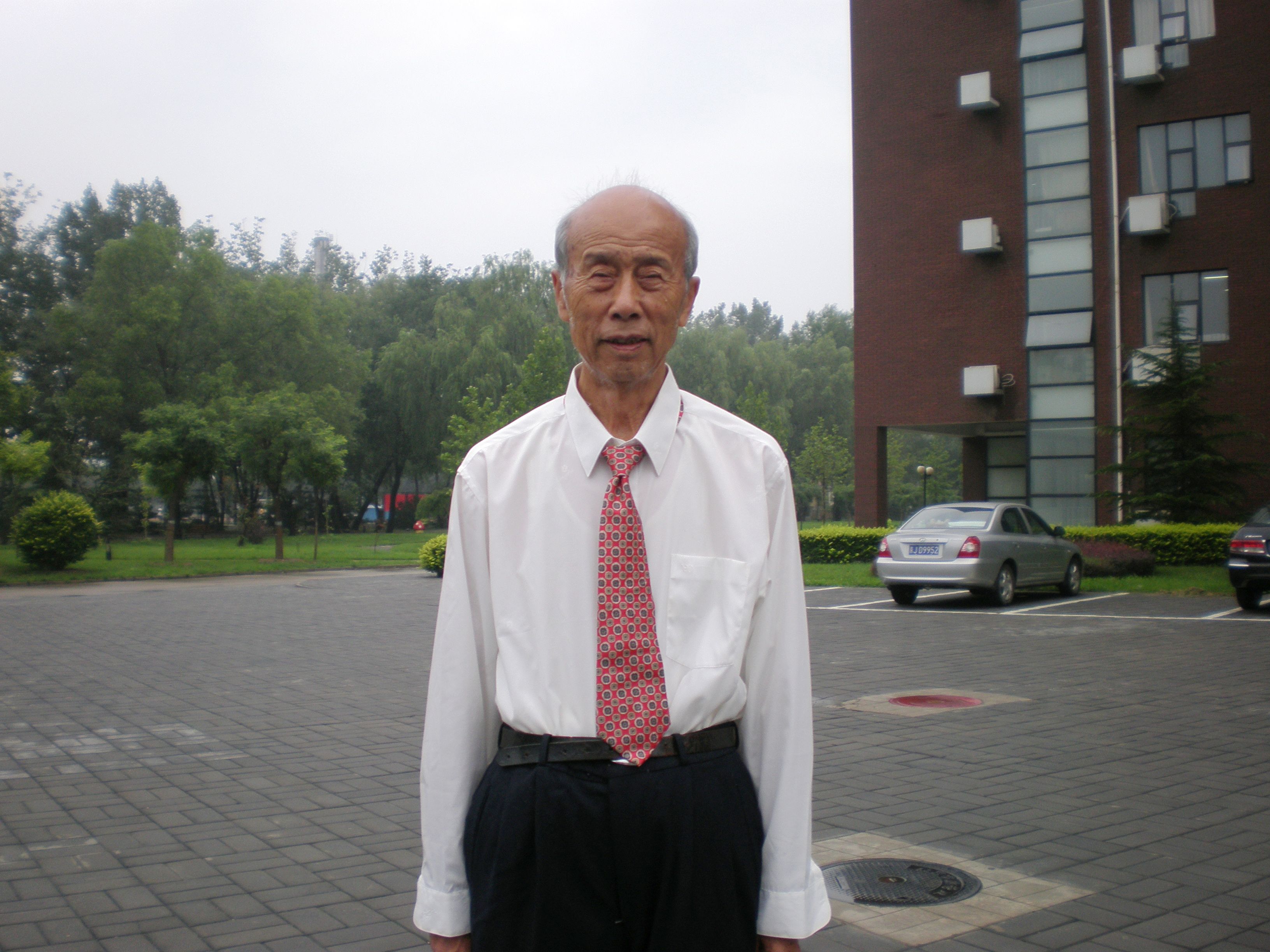 09年的楊老師，在電氣與電子工程學(xué)院